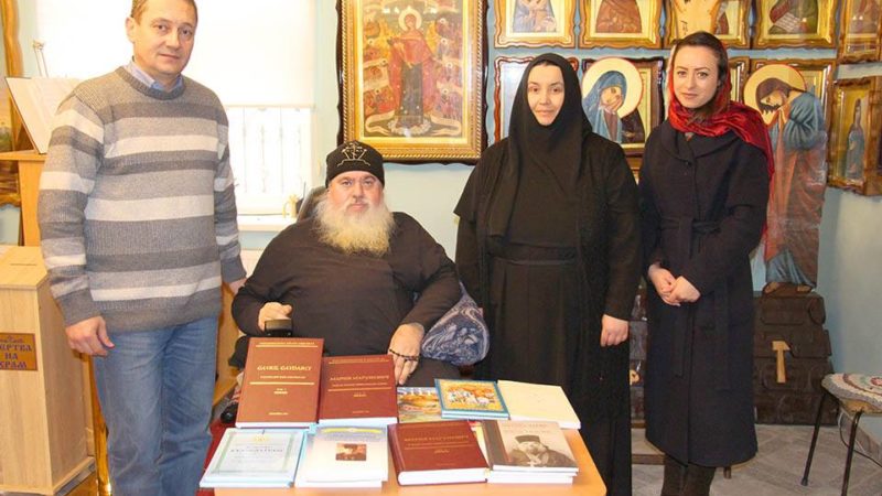 (Фото) НИЦ Гагаузии передал в дар Библиотеке Иверского монастыря мун. Комрат литературу