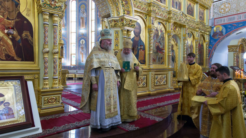 (Фото) Главе епархии Сахалина вручена награда Кагульской и Комратской епархии