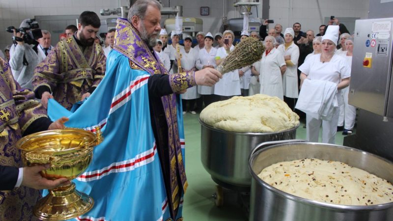 (ФОТО+ВИДЕО) Митрополит Владимир благословил процесс изготовления пасхальных куличей на кондитерском заводе Franzeluța