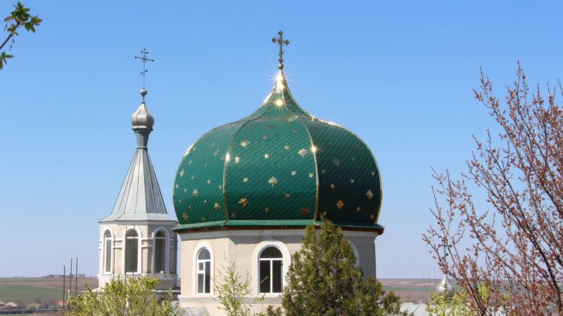 (ФОТО) В Етулии закончили сборку главного купола храма