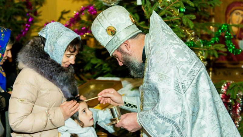 Для чего во время вечерней службы совершают помазание маслом?