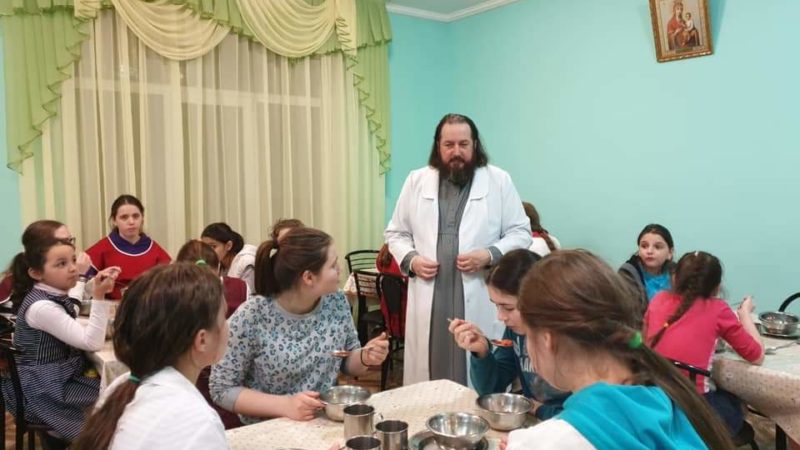 (ФОТО) Мастер-класс по приготовлению борща от епископа Петра