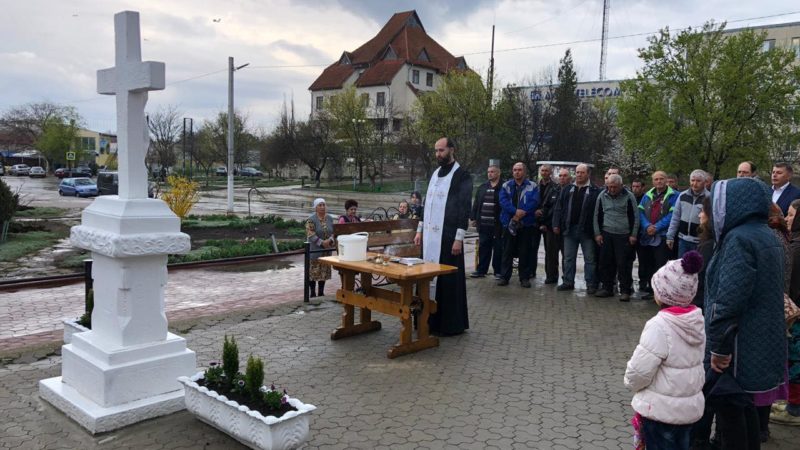 В Чадыр-Лунге освятили крест и источник питьевой воды