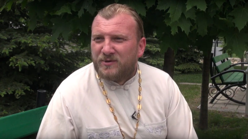 (ВИДЕО) Иерей Виталий Дерели: Священник должен уметь и топор в руках держать и гвоздь забивать