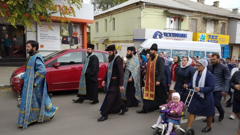 (ФОТО) В день Покрова Пресвятой Богородицы в мун. Комрат прошел крестный ход