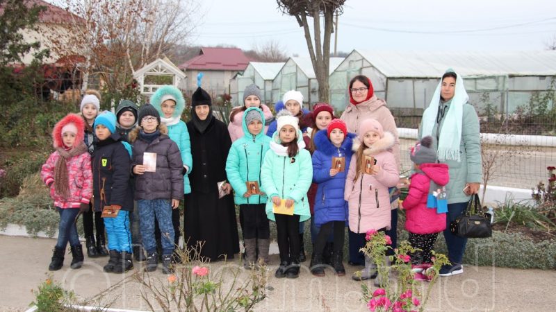 (ФОТО) Церковная школа с. Чишмикиой посетила монастырь и конеферму в Чадыр-Лунге