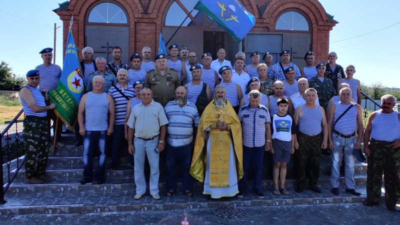(ФОТО) Гагаузский священник из Украины совершил богослужение с ветеранами десантных войск