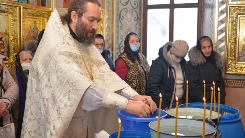 Прот. Константин Камбур: «Святой водой Господь очищает нас от грехов, хранит от злых сил и исцеляет от болезней»