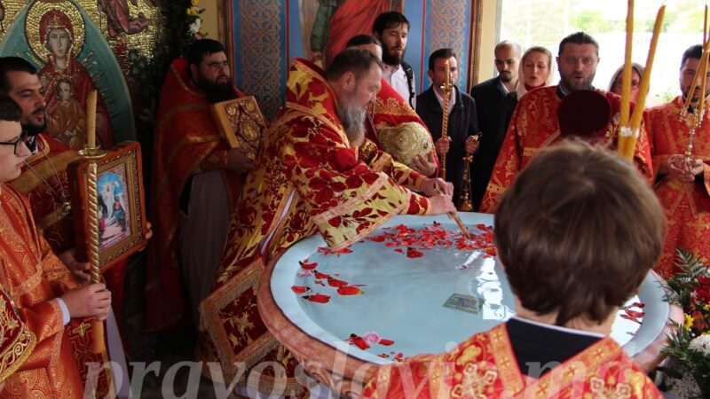 (ФОТО) В селе Гайдар освятили водосвятную часовню на территории храма