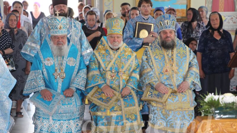 (ФОТО) В монастыре мун. Чадыр-Лунга прошла праздничная Литургия с участием трех архиереев
