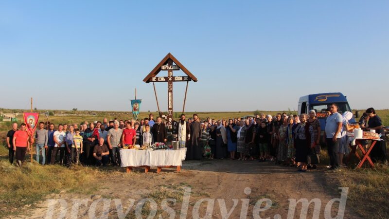 (ФОТО) В Чадыр-Лунге состоялся крестный ход и освящение поклонного креста