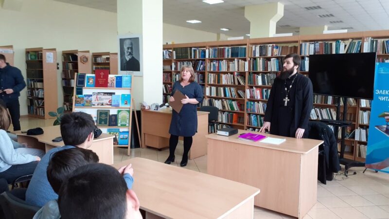 (ФОТО) В библиотеке мун. Комрат был организован  час православия «Через книгу к добру и свету»