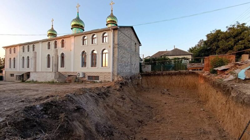 На территории храма в честь Рождества Христова мун. Чадыр-Лунга строят церковный дом