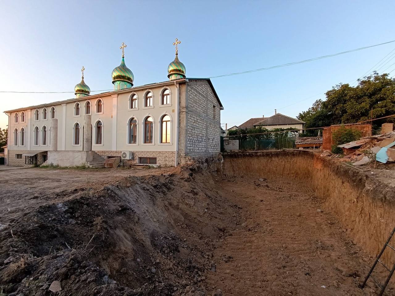На территории храма в честь Рождества Христова мун. Чадыр-Лунга строят церковный дом